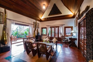 Luxury Private Pool Villa | Wohnbereich