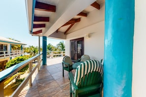 Property grounds - Oceanfront retreat with water view, pool, AC & free WiFi - easy beach access (Placencia)