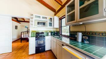 Een koelkast, een microgolfoven, een oven, een kookplaat