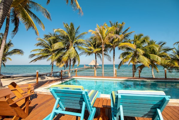 Property grounds - Oceanfront retreat with water view, pool, AC & free WiFi - easy beach access (Placencia)