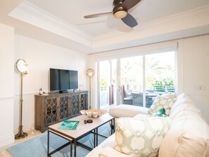 Fernseher, Tischfußball, Tischtennisplatte