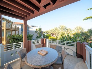 Outdoor dining - Terrace & Roof Top Deck-Marlin Bay Resort & Marina (Marathon)