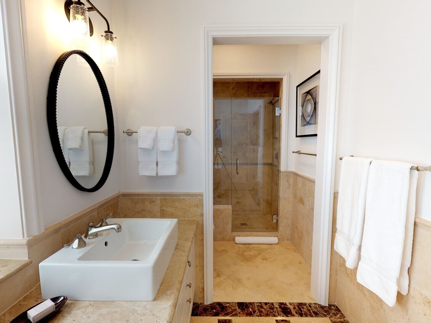 Une salle de bain avec une grande baignoire blanche, un miroir et un espace douche.