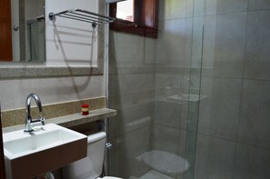 Superior Apartment, 2 Bedrooms, Lagoon View | Bathroom | Shower, rainfall showerhead, designer toiletries, towels - Apartamentos do Castelo (Mata de São João)