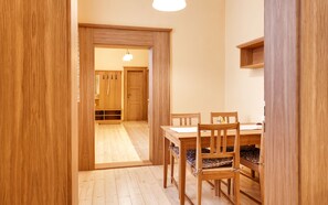 Apartamento standard, 1 quarto | Cofres nos quartos, escrivaninha, cortinas blackout