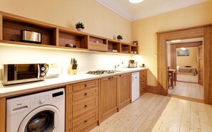 Refrigerador, placa de cocina, cafetera/tetera, silla alta para bebés