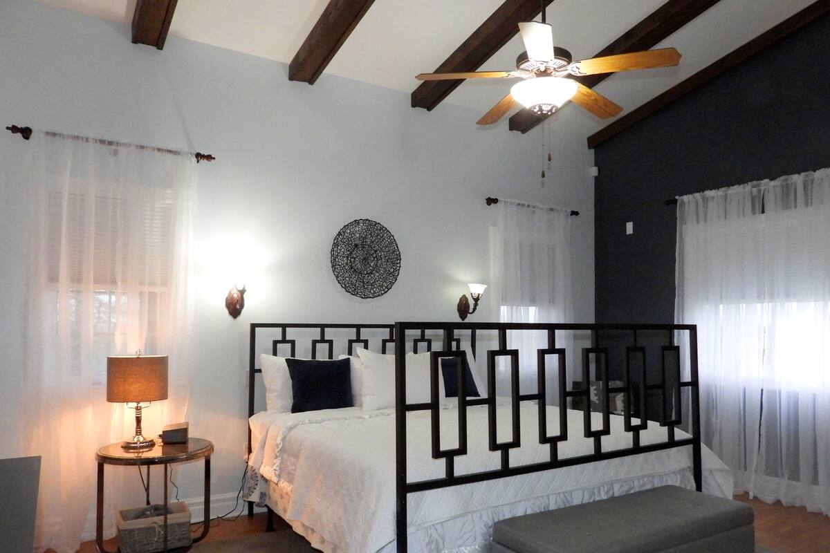 Luxury Single Room, 1 King Bed, Non Smoking