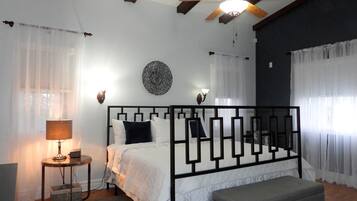 غرفة فردية فاخرة - سرير ملكي - لغير المدخنين | 1 غرفة نوم وأغطية فراش متميزة وأسرّة بطبقة علوية مريحة ومكتب