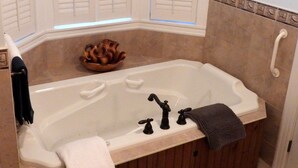 1 bedroom, premium bedding, pillowtop beds, desk - Back Home Bed and Breakfast (Dutch Brook)