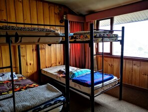 Caja de seguridad en la habitación y tabla de planchar con plancha