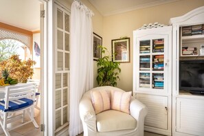 Smart TV, libros, impresora