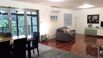 Smart TV, reproductor de DVD, tenis de mesa y libros