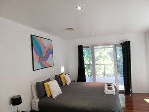 4 habitaciones, tabla de planchar con plancha y cuna de viaje 