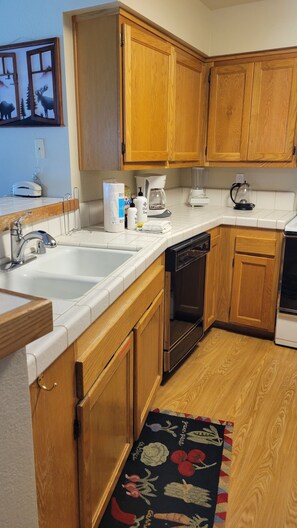 Coffee/tea maker, fridge, microwave, oven - Snowcreek Resort Vacation Rental 541 (Mammoth Lakes)