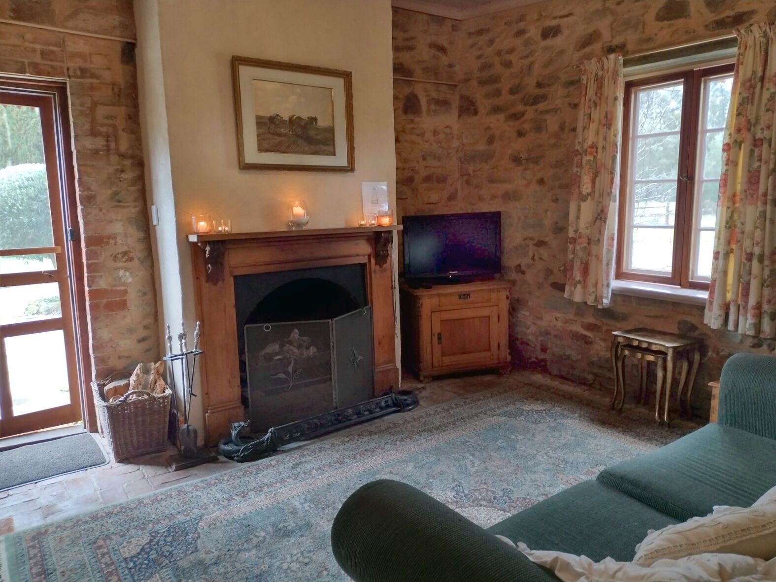 智能电视、壁炉、DVD 播放器、书