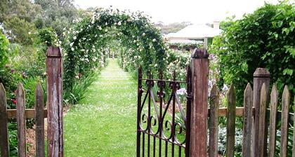 Wunderschönes historisches HÀuschen inmitten eines erstaunlichen Landgartens voller alter Rosen