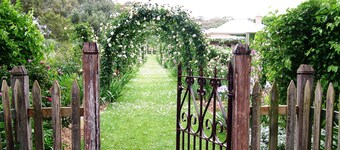 Magnifique chalet du patrimoine situé dans un magnifique jardin de campagne plein de vieilles roses