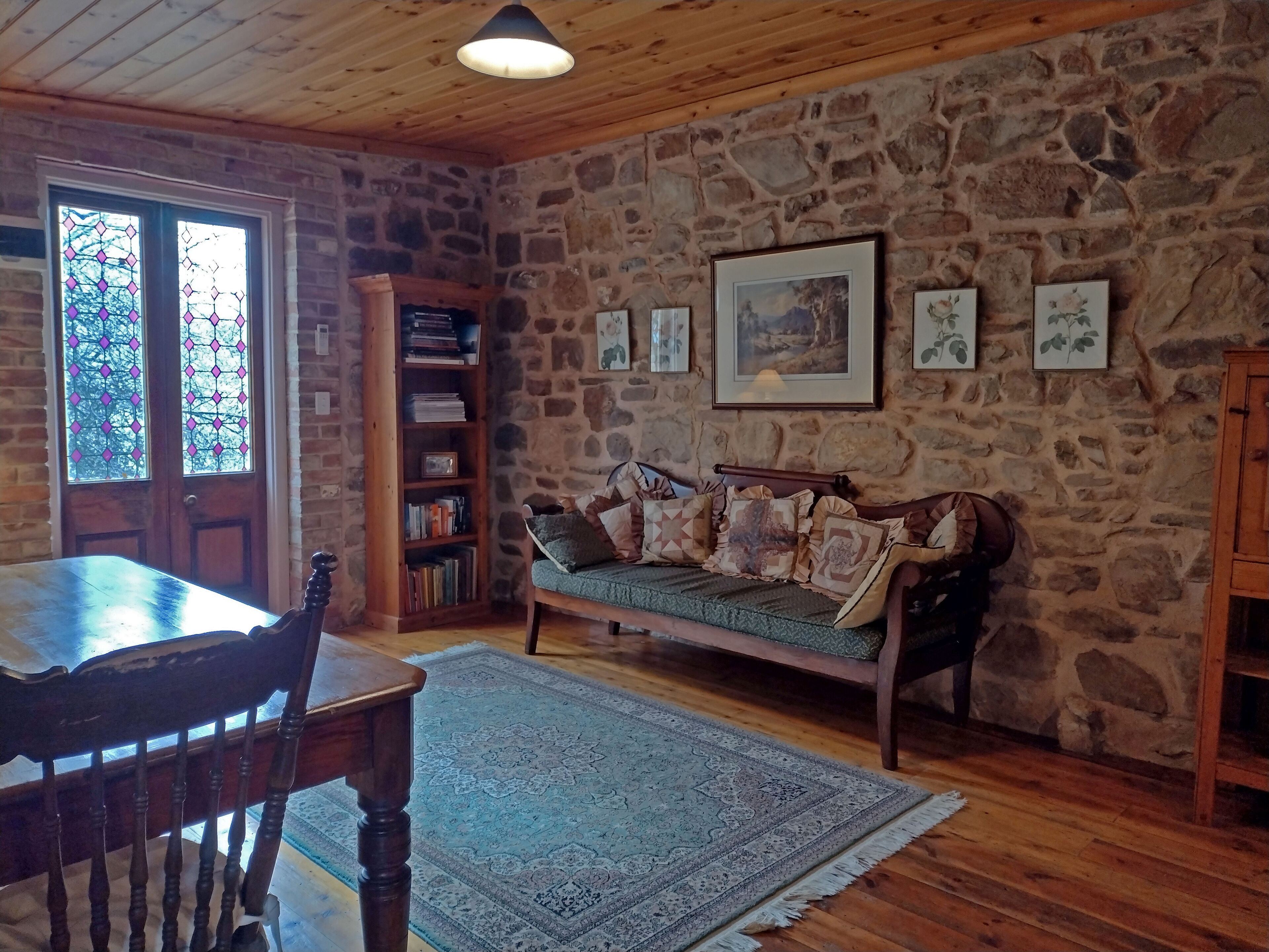 Smart TV, lareira, DVD player, livros