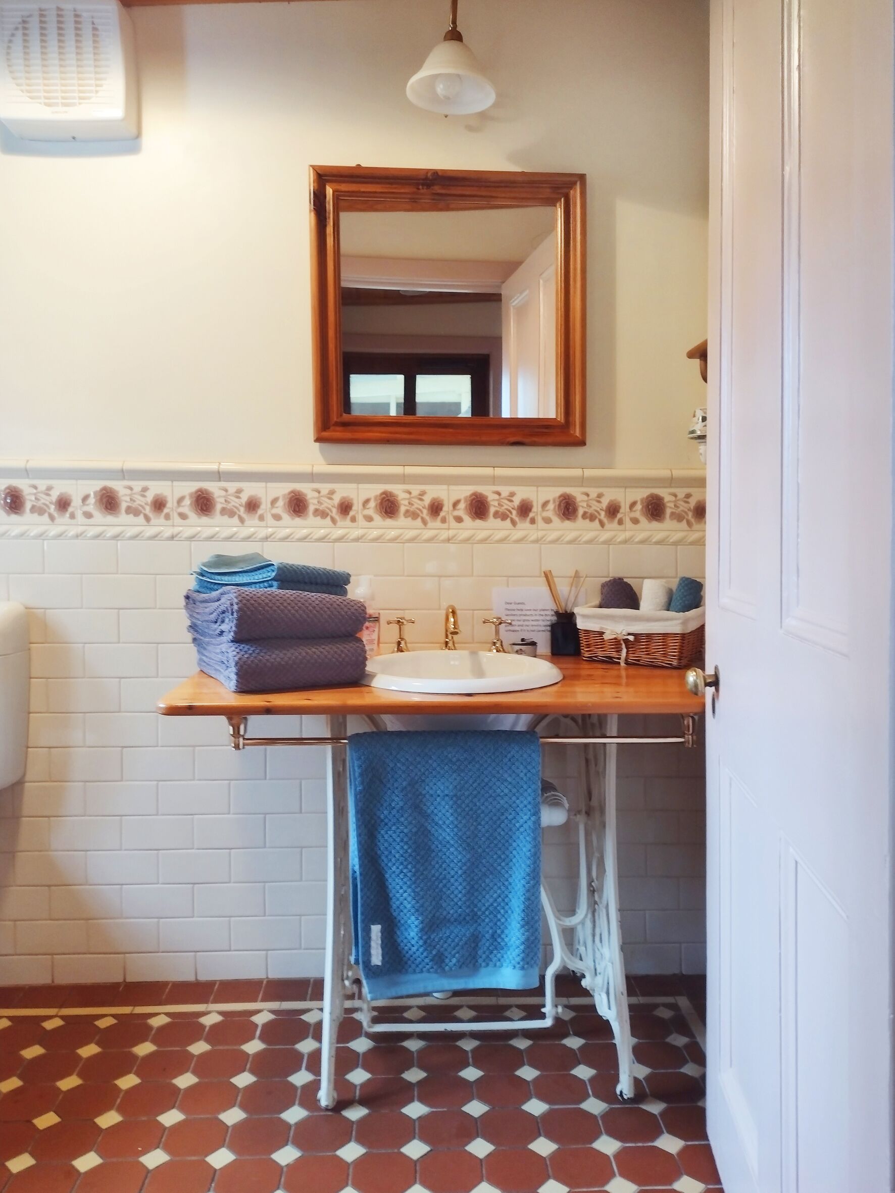 Homely Cottage nestled in the award-winning Heritage Garden — image 5