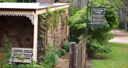 Homely Cottage nestled in the award-winning Heritage Garden