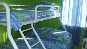 2 dormitorios, tabla de planchar con plancha, ropa de cama