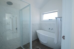 Bathtub, hair dryer, bidet, towels - The Skyline 68 - Amazing views (beach & mountains) (Crescent Head)