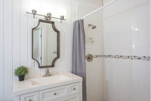 Bathtub, eco-friendly toiletries, hair dryer, towels - Sunset Cove - Oceanfront Home with Kayaks for Lazy River and Remote Sandbars! (Hartswell)