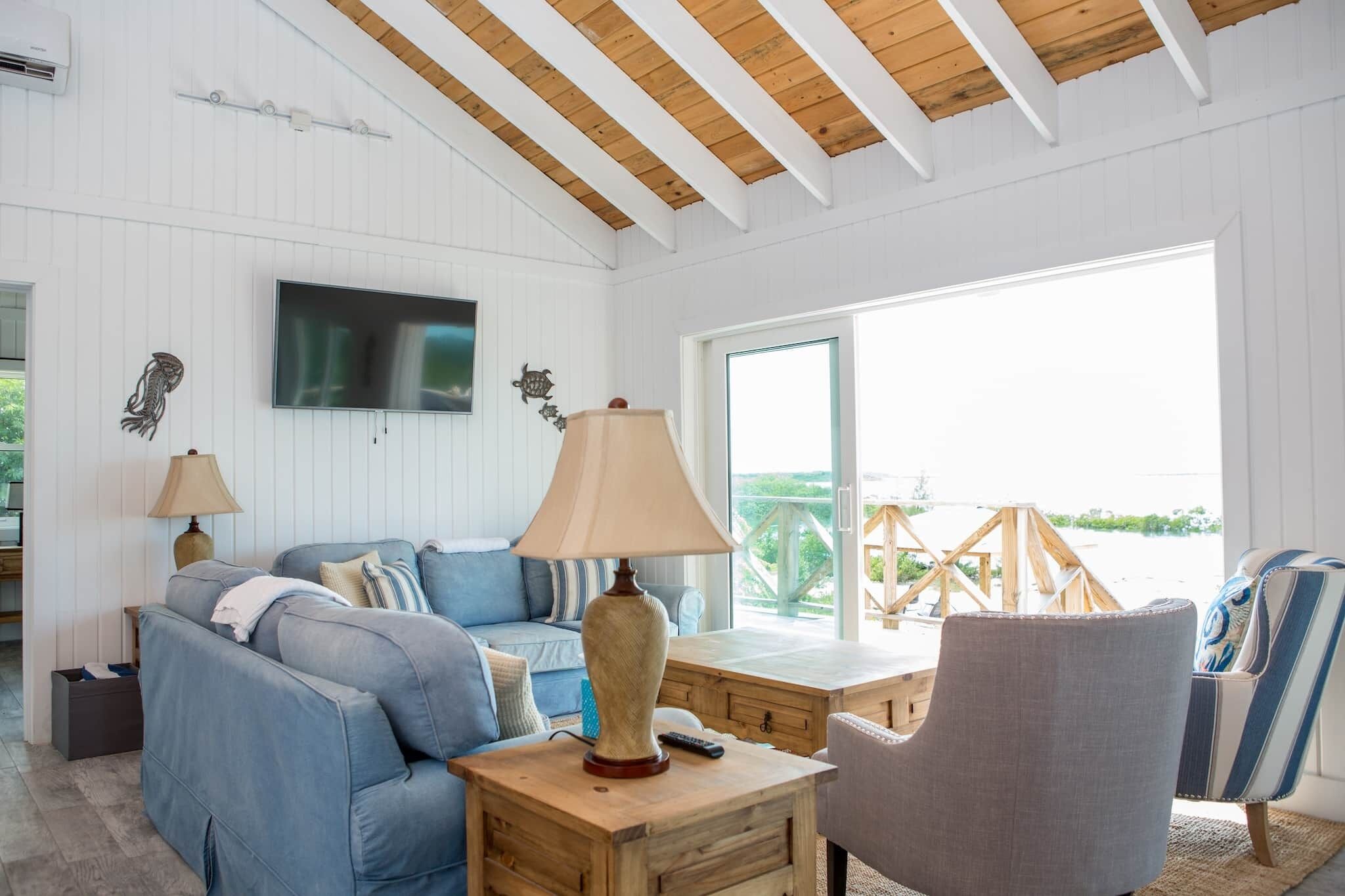 Smart-TV, bøker, musikkbibliotek og stereoanlegg