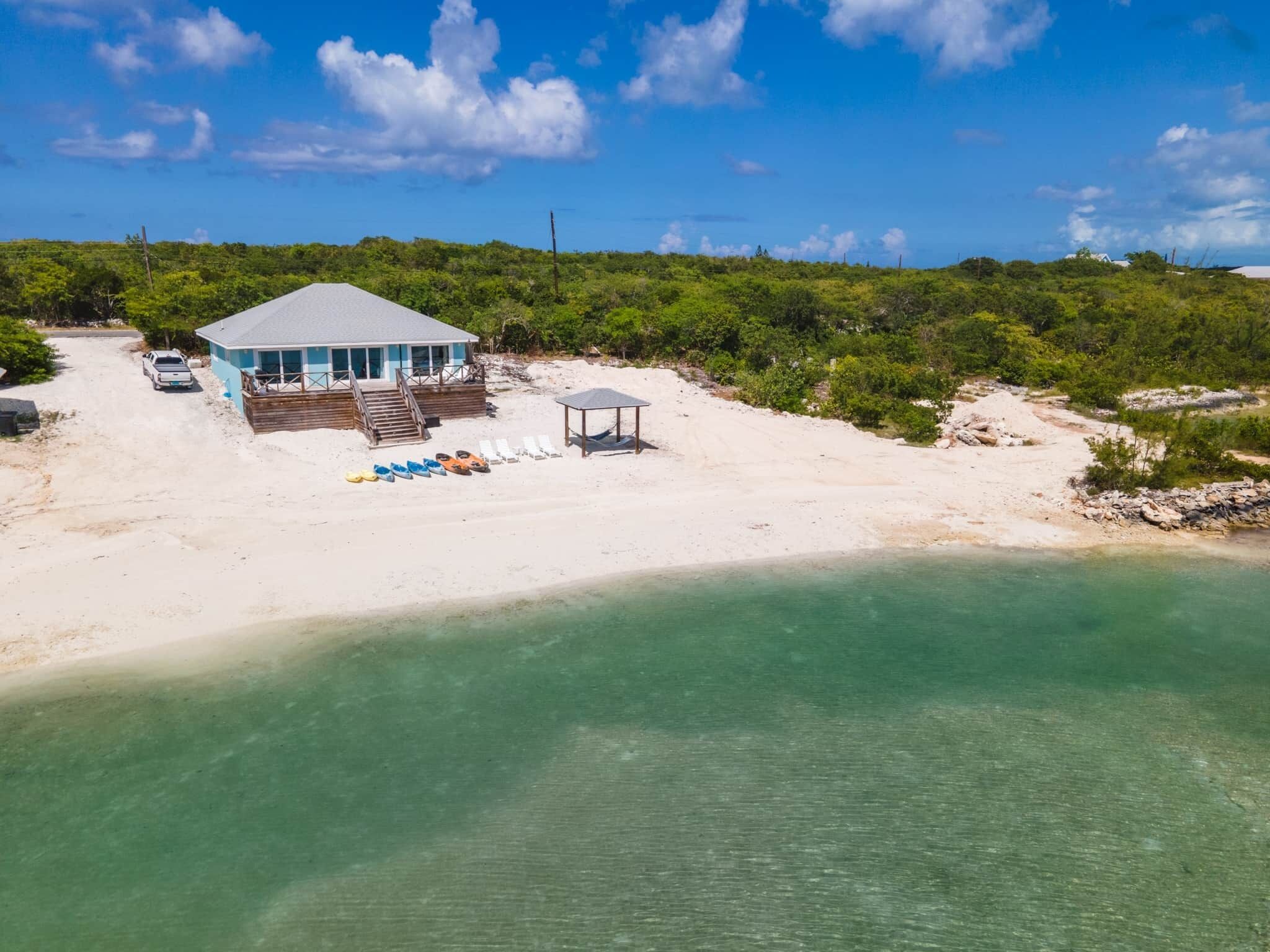 På stranden, solsenger og strandhåndklær