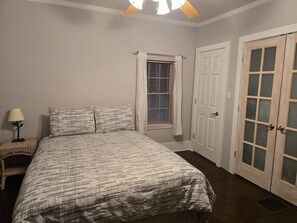 2 bedrooms, desk, iron/ironing board, free WiFi