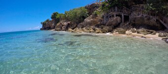 BEAUTIFUL AND ELEGANT 5 BDRM OCEAN FRONT HOUSE WITH DIRECT ACCESS TO THE OCEAN