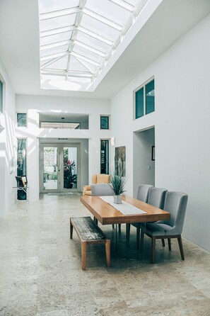 Interior - BEAUTIFUL AND ELEGANT 5 BDRM OCEAN FRONT HOUSE WITH DIRECT ACCESS TO THE OCEAN (Aguadilla)