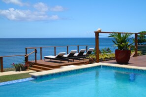 An infinity pool - BEAUTIFUL AND ELEGANT 5 BDRM OCEAN FRONT HOUSE WITH DIRECT ACCESS TO THE OCEAN (Aguadilla)