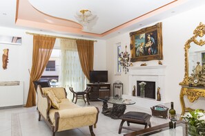 Platt-tv, eldstad, dvd-spelare och böcker