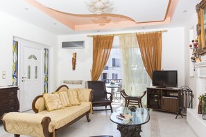 Platt-tv, eldstad, dvd-spelare och böcker