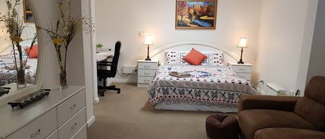 2 habitaciones, escritorio y tabla de planchar con plancha