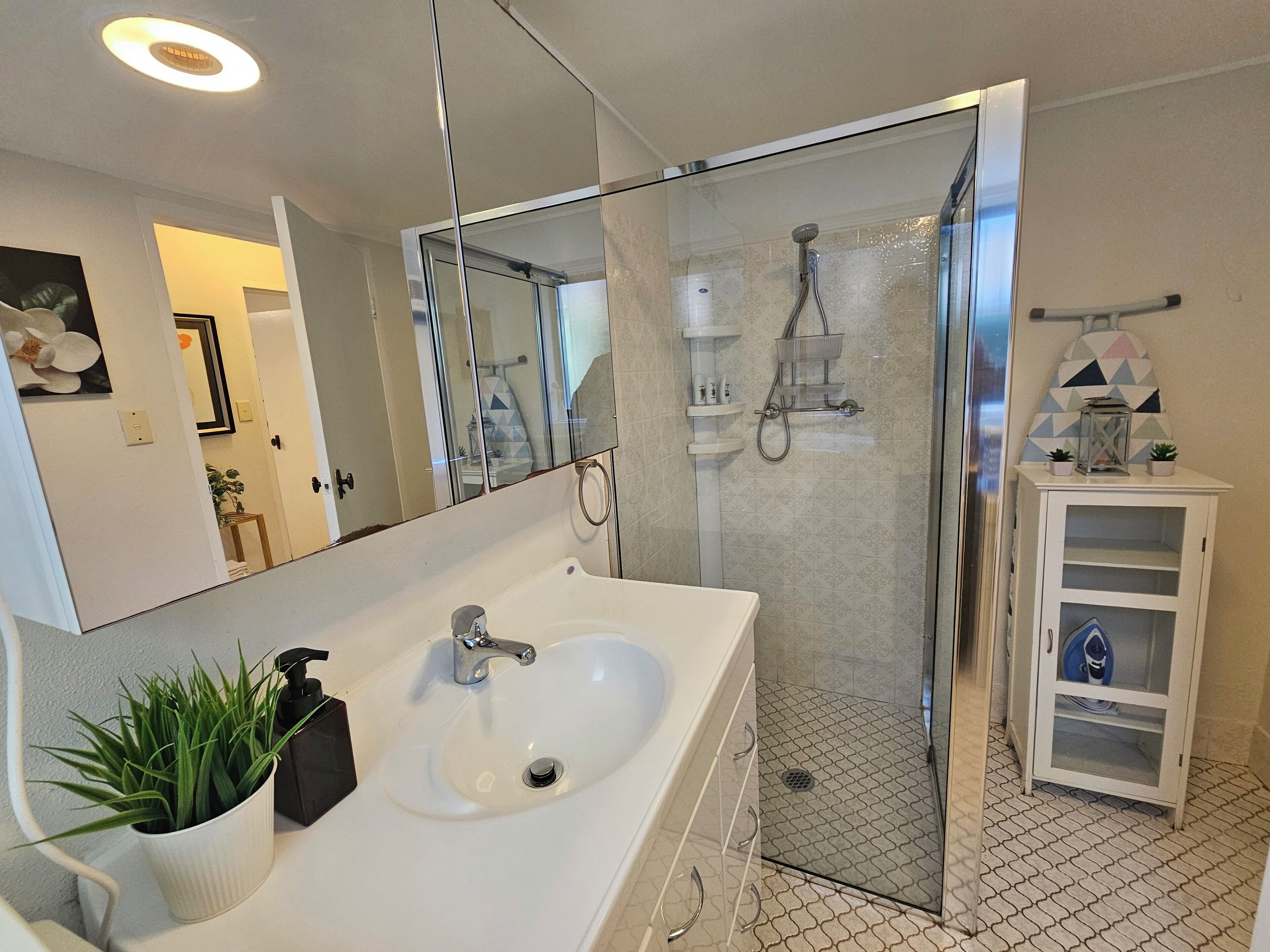 Een douche, een haardroger, een bidet, handdoeken