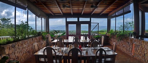 Tout simplement le meilleur, des vues incroyables, une piscine, une cuisine délicieuse et un ami dans la région.