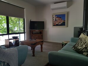 Books - 3 Bedroom Cottage in the beautiful Clare Valley (Auburn)