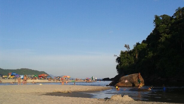 A beach with sand, water, and umbrellas. - Enjoy nature in a chalet with a pool, just 200m from the best beach in Ubatuba. (Ubatuba)