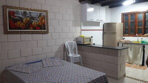 Kylskåp, ugn, spishäll och grytor/köksredskap