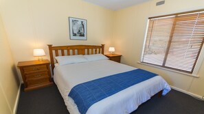 5 Schlafzimmer, Bügeleisen/Bügelbrett
