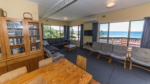 TV, DVD player - Sandy Feet - 31 Gold Coast Drive (CARRICKALINGA)