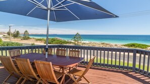 Outdoor dining - Sandy Feet - 31 Gold Coast Drive (CARRICKALINGA)