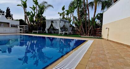 Villa mit eigenem Pool, Meerblick mit Gras und 2 Pavillons