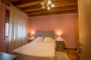 6 bedrooms, iron/ironing board, WiFi, bed sheets