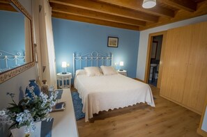 6 slaapkamers, een strijkplank/strijkijzer, wifi, beddengoed