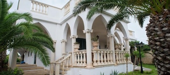 Michelle House, villa with swimming pool a few steps from the sea