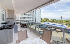Outdoor dining - Luxury 3-Bedroom Beachfront Apartment | Sleeps 10. (Praia Grande)