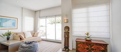 Een televisie, een dvd-speler en boeken